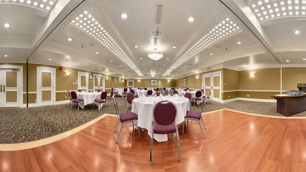 Harbour Towers Hotel & Suites Виктория Екстериор снимка