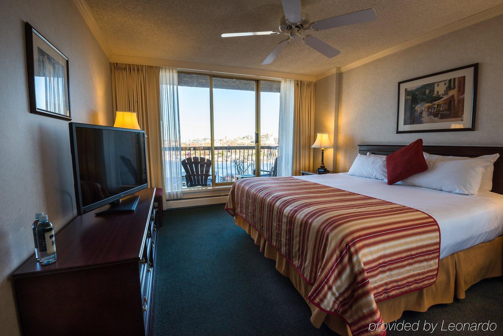 Harbour Towers Hotel & Suites Виктория Екстериор снимка