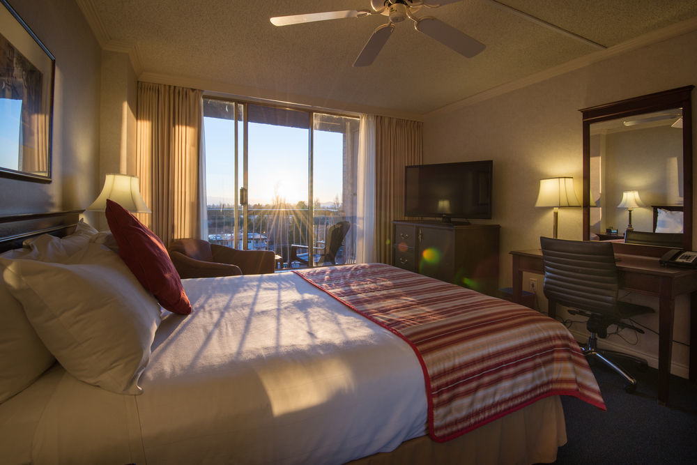 Harbour Towers Hotel & Suites Виктория Екстериор снимка