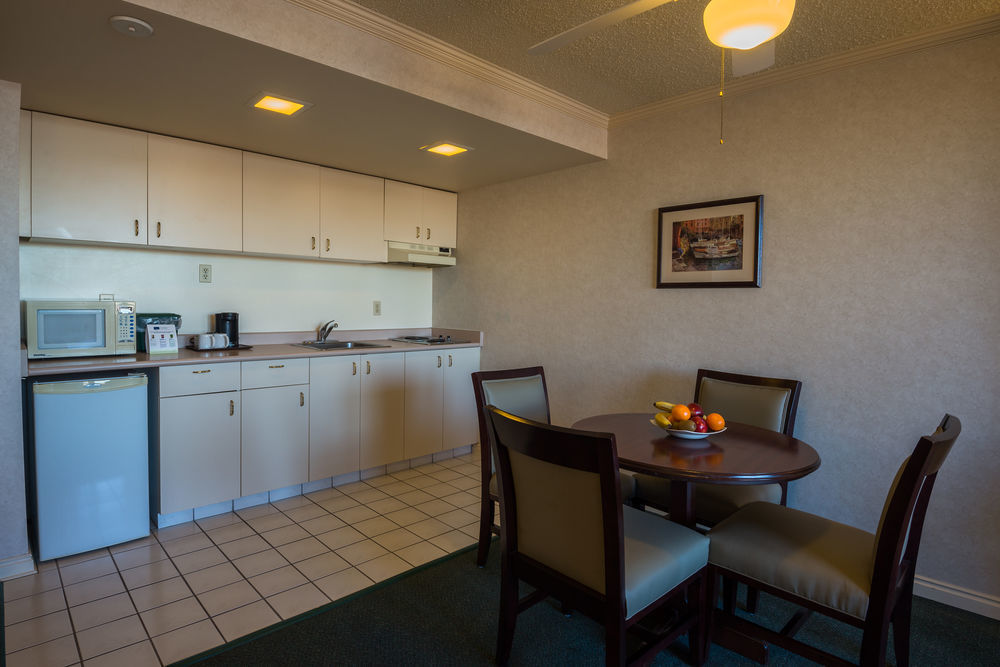 Harbour Towers Hotel & Suites Виктория Екстериор снимка