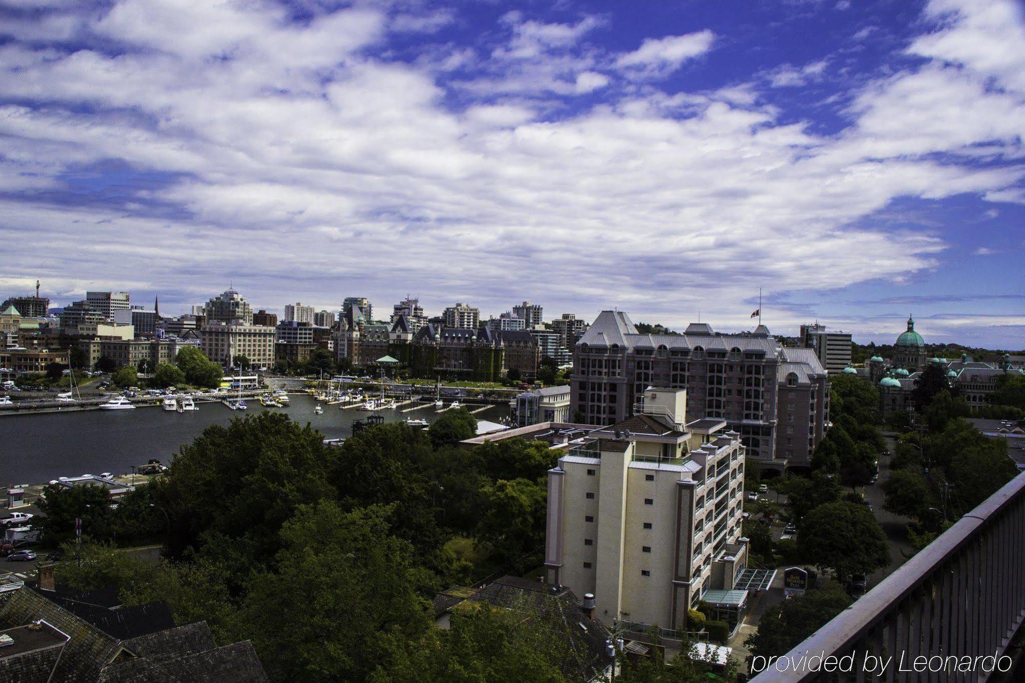Harbour Towers Hotel & Suites Виктория Екстериор снимка