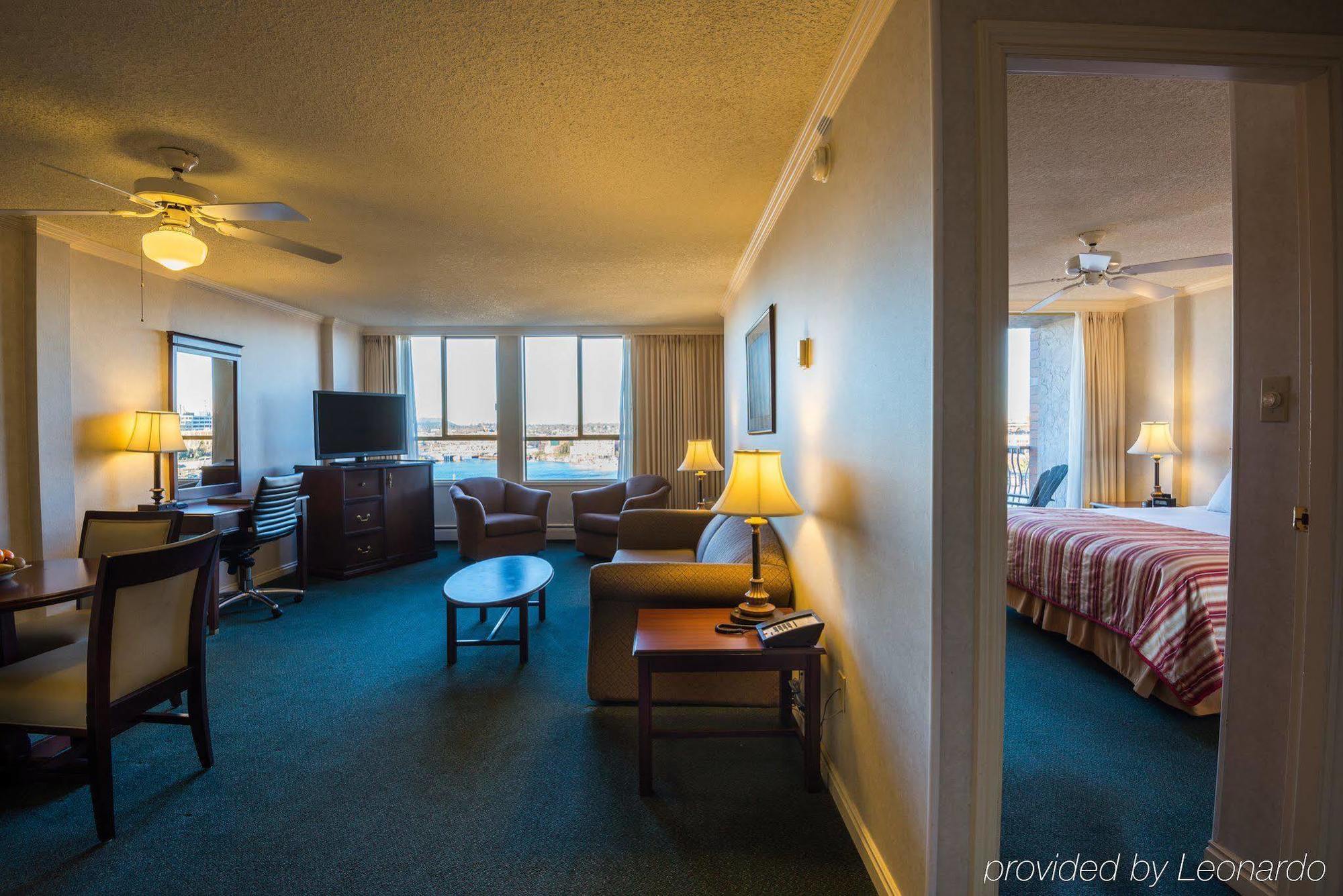 Harbour Towers Hotel & Suites Виктория Екстериор снимка