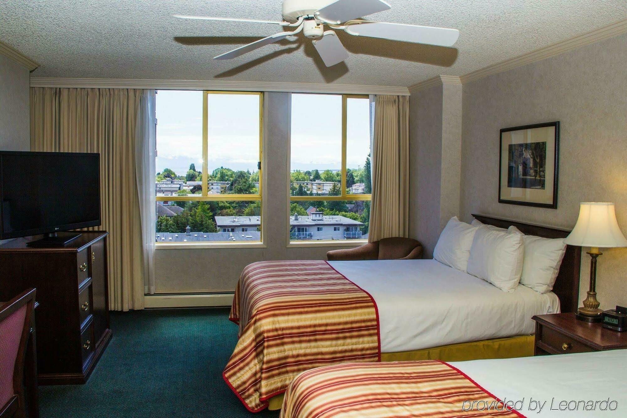 Harbour Towers Hotel & Suites Виктория Екстериор снимка