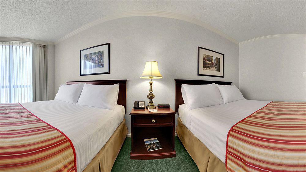 Harbour Towers Hotel & Suites Виктория Екстериор снимка